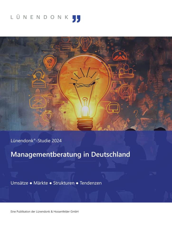 Titelbild der Lünendonk®-Studie 2024 zur Managementberatung in Deutschland. Das Design zeigt eine große, leuchtende Glühbirne als Symbol für Innovation und strategische Beratung. Im Hintergrund sind abstrakte Symbole für Geschäftsprozesse und digitale Vernetzung zu sehen. Im unteren Bereich des Bildes sind silhouettenhafte Personen in einer Beratungssituation dargestellt. Der Titel und die Unterzeile informieren über die Inhalte der Studie, darunter Marktanalysen, Unternehmensstrukturen und Branchentrends.