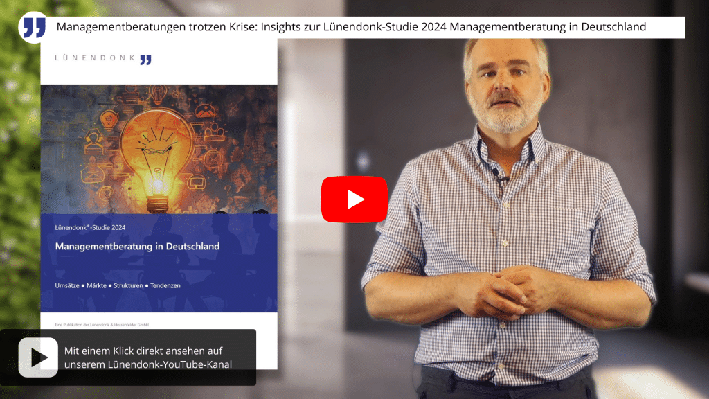 „Vorschaubild eines Videos zur Lünendonk®-Studie 2024 mit dem Titel ‚Managementberatung in Deutschland‘. Links im Bild ist das Titelblatt der Studie mit einer leuchtenden Glühbirne als Symbol für Ideen und Innovation sowie Silhouetten von Menschen abgebildet. Rechts steht ein Mann mit grauem Bart im karierten Hemd, der in die Kamera spricht. In der Mitte befindet sich ein rotes YouTube-Play-Symbol. Oben steht der Text: ‚Managementberatungen trotzen Krise: Insights zur Lünendonk-Studie 2024 Managementberatung in Deutschland‘.