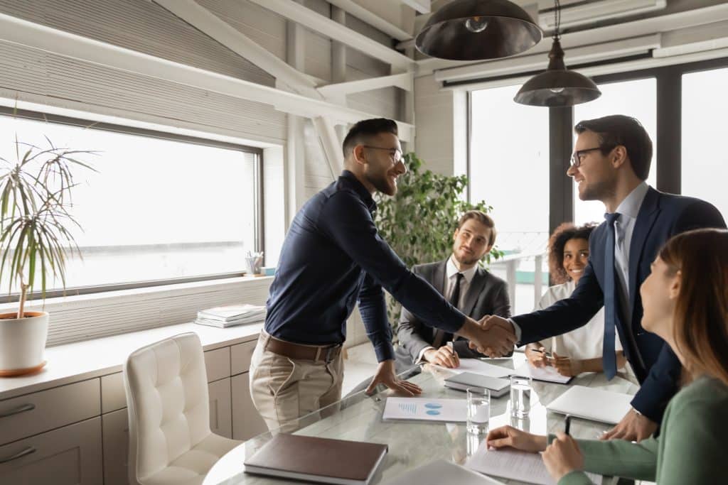 Die Big-Four-Gesellschaft EY muss erneut den Verlust wichtiger Köpfe hinnehmen. Im Oktober wechselten sieben Partner und rund 30 weitere Mitarbeiter zur Strategieberatung OC&C. Damit verfestigt sich der Eindruck: EY ist als Arbeitgeber in der WP-Branche derzeit nicht die erste Wahl, nicht zuletzt wegen der Causa Wirecard.
